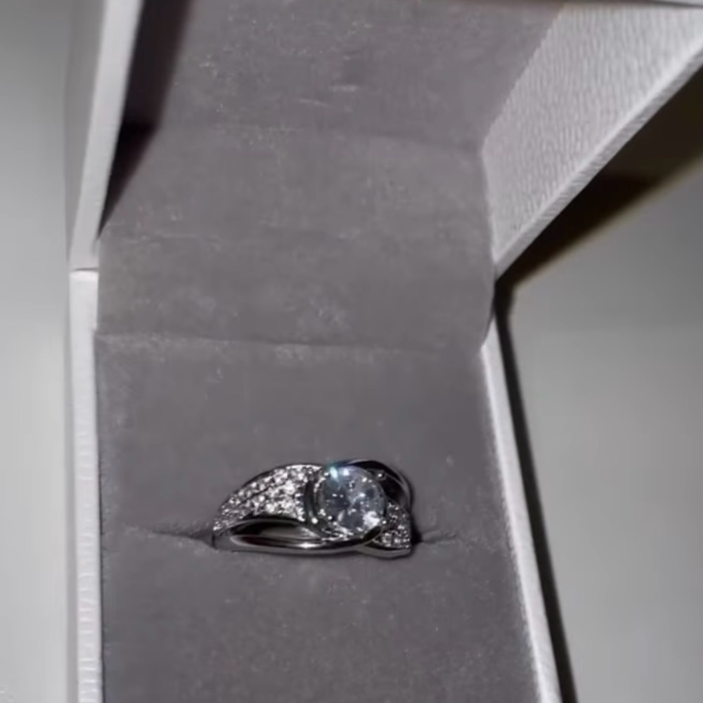 Clear zirconia diamond Twist silver Ring